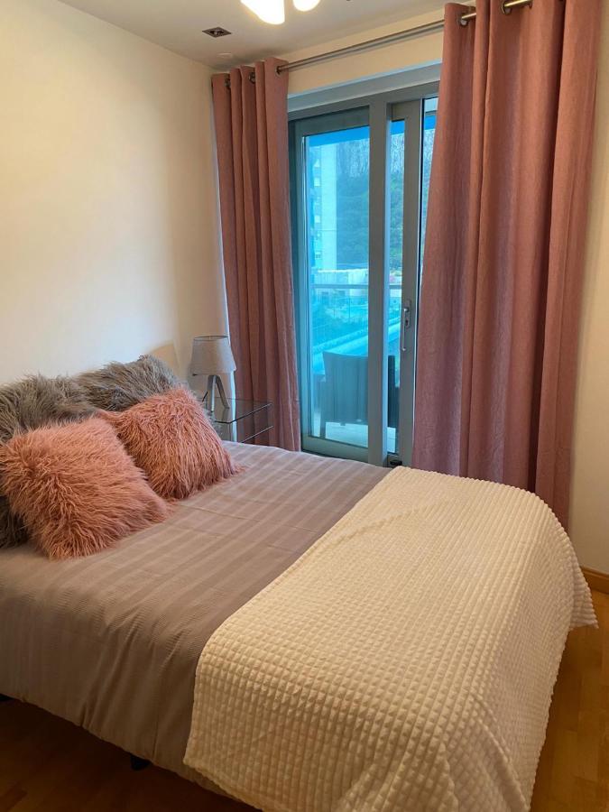 2 Bedroom 1 Bathroom Apt With Communal Pools In Ocean Village 지브롤터 외부 사진