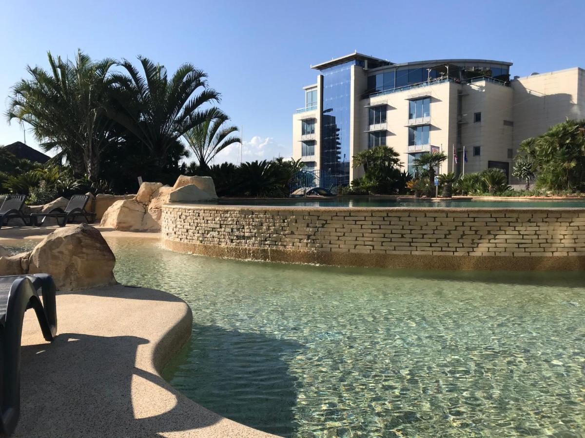2 Bedroom 1 Bathroom Apt With Communal Pools In Ocean Village 지브롤터 외부 사진
