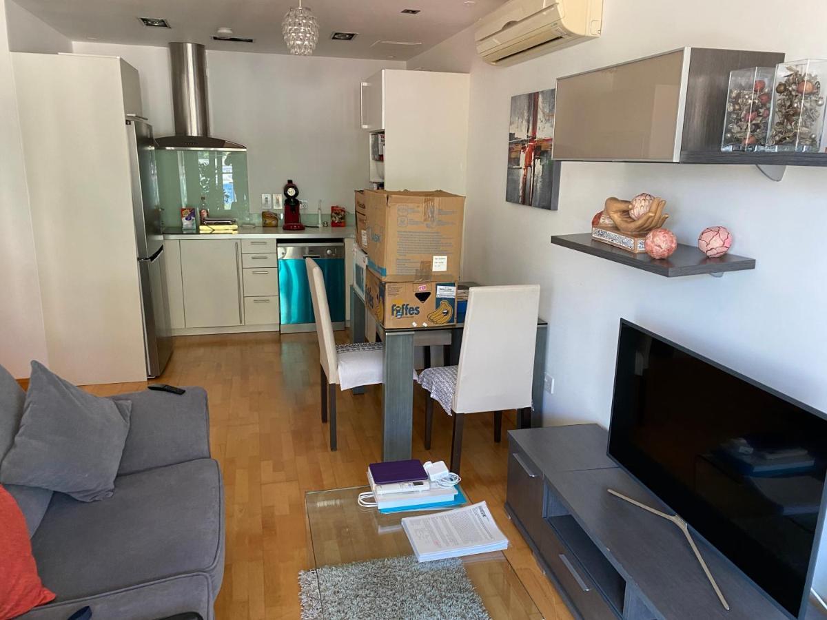 2 Bedroom 1 Bathroom Apt With Communal Pools In Ocean Village 지브롤터 외부 사진
