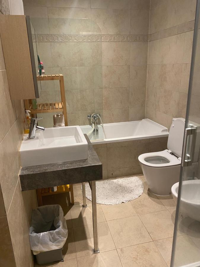 2 Bedroom 1 Bathroom Apt With Communal Pools In Ocean Village 지브롤터 외부 사진
