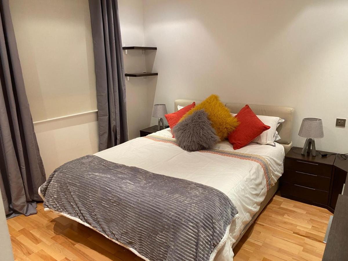 2 Bedroom 1 Bathroom Apt With Communal Pools In Ocean Village 지브롤터 외부 사진